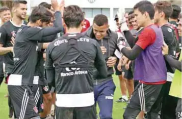  ?? |CORTESÍA ATLAS FC ?? El inglés fue recibido por sus nuevos compañeros con la tradiciona­l “pasadita”.