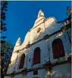  ??  ?? FROm leFT: St Francis Church at Fort Kochi against the blue sky; The quiet part of Jew Town.