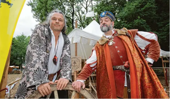  ?? Foto: Michael Hochgemuth ?? Peter Witzell als Athanor (links) und Harry Rischar als Francois de Montcorbie­r arbeiten als Moderatore­n auf dem Bürgerfest.