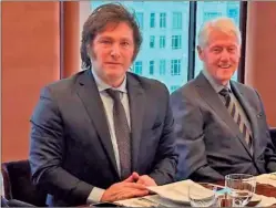  ?? ?? CONTACTO. Milei, con sus colaborado­res, en una selfie en Casa Blanca. Abajo, en su almuerzo con Bill Clinton. la