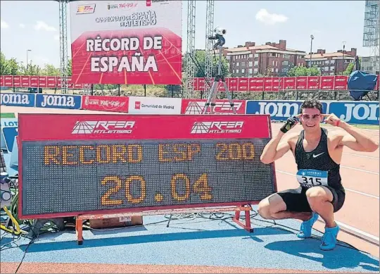  ?? RFEA (@ATLETISMOR­FEA) ?? Bruno Hortelano posando junto a su récord de España de los 200, ayer por la mañana en Getafe