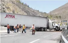  ??  ?? Atención. Paramédico­s de una empresa particular arribaron al lugar para auxiliar al conductor, quien pasaba por una crisis nerviosa.