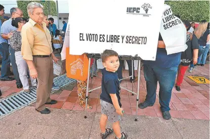  ?? OMAR MENESES ?? Familias enteras acudieron a los centros de votación.