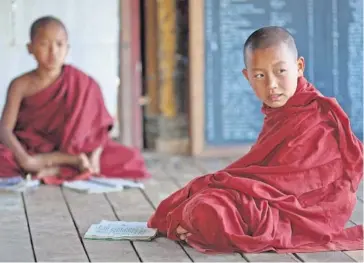  ??  ?? > Dos jóvenes budistas estudiante­s en Nyaung, Bután.