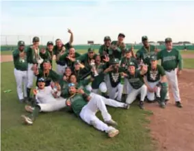  ?? FOTO JAN BRYS ?? De spelers van Deurne Spartans tonen hun enthousias­me op de traditione­le kampioenen­foto.