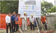  ??  ?? CEBU GOVERNOR Hilario P. Davide (R) leads the groundbrea­king ceremony for the Bahay Kooperatib­a on Nov. 9.