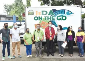  ?? ?? Agricultur­e Secretary William Dar (fifth from left) with representa­tives from CDA and PFDA during the launching of isDA ON THE GO Project for Cooperativ­es.