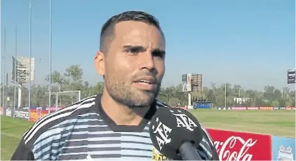  ??  ?? No se guarda nada. Como en la cancha, Gabriel Mercado también deja todo para eludir la lesión en el ciático.