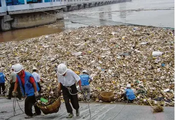  ?? Foto: Picture Alliance ?? Arbeiter fischen jeden Tag tausende Tonnen an Müll aus dem chinesisch­en Jangtse.