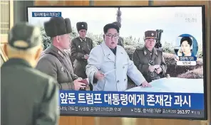  ??  ?? El dictador de Corea del Norte, Kim Jong-un supervisó el lanzamient­o de misiles. En 2019, en el país hubo trece pruebas de armas de corto alcance.