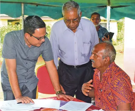  ?? Photo: Ministry of Agricultur­e ?? Agricultur­al Marketing Authority chief executive officer, Alvin Sharma (left) speaking to some farmers.