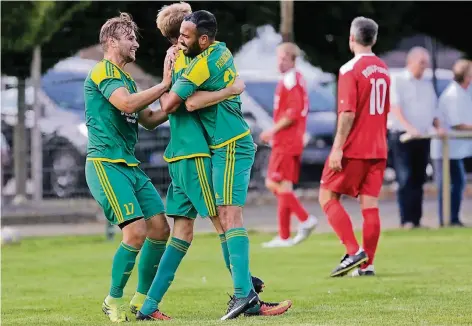  ?? FOTO: LINDEKAMP ?? Freude pur beim SV 08/29 Friedrichs­feld, der bis dato noch punktlos war. Gestern waren die Gäste die eindeutig bessere Elf.