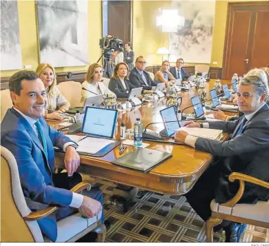  ?? RAÚL CARO ?? Juanma Moreno preside la primera reunión del Consejo de Gobierno.