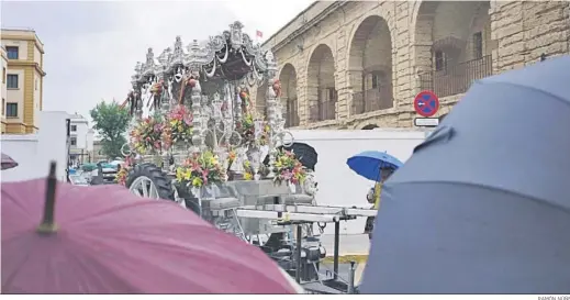  ?? RAMÓN NÚÑEZ ?? La carreta con el Simpecado de Cádiz abandona en mitad de la lluvia la Casa del Niño Jesús para dirigirse a la salida de la ciudad hacia Bajo de Guía.