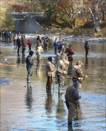  ?? John Hayes/Pittsburgh Post-Gazette ?? Anglers seeking steelhead trout jockey for space near the mouth of Walnut Creek near Erie, Pa. It’s not as crowded elsewhere on Walnut and other tributarie­s south of Route 5.