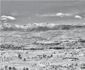  ?? EDUARDO VILLANUEVA ?? Panorámica de Hervás desde la Vía Verde la pasada primavera.