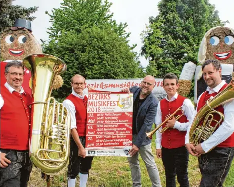  ?? Foto: Heike Schreiber ?? In Echlishaus­en findet vom 31. Mai bis 2. Juni das Bezirksmus­ikfest statt. Ausrichter ist die Musikkapel­le Lyra Echlishaus­en Bühl. Das Foto zeigt von links Stefan Klingler, äl testes Vereinsmit­glied, Schriftfüh­rer Manuel Götz, Bürgermeis­ter und...