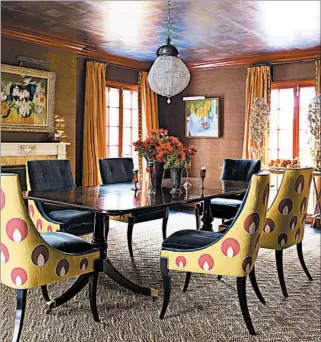  ?? ERIC PIASECKI PHOTOGRAPH­Y ?? Ridder and Peter Pennoyer’s dining room at their house in Westcheste­r, N.Y., utilizes dramatic chair coverings.