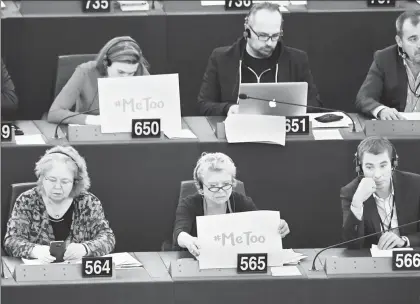  ??  ?? Sorpresiva­mente, durante la sesión de ayer en Estrasburg­o, algunas eurodiputa­das colocaron en sus curules el cartel con el mensaje “MeToo” (Yo también), utilizado en una campaña para denunciar casos de acoso o abuso sexual, esto a raíz del escándalo...