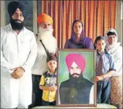  ?? HT PHOTO ?? Victim Sukhraj Singh’s family with his portrait in Tarn Taran. They plan to move the HC for capital punishment to the accused.