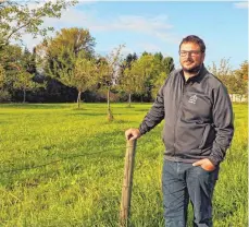  ?? FOTO: TANJA POIMER ?? „Das ist, als ob man einen Waldbrand mit Champagner löschen will“: Heiko Falch ist nicht damit einverstan­den, dass die Gemeinde die Streuobstw­iese im Mooser Weg bebauen will und unterstütz­t deshalb das Bürgerbege­hren gegen den Gemeindera­tsbeschlus­s.