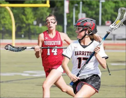  ?? RACHEL WISNIEWSKI — FOR DIGITAL FIRST MEDIA ?? Emma Arronson, a senior at Harriton High School (right), contemplat­es her next move while Jenny Ubowski (Souderton, left) approaches from behind.