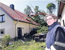  ?? FOTO: JÖRG KNAPPE ?? Auf das Haus von Rosemarie Peters (64) stürzte ein Baum. Das Dach hatte sie gerade erst neu decken lassen.