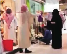  ?? Courtesy: YouTube ?? Hot topic A member of the Saudi religious police asking a woman to go home. Critics say he was upset that her hands were bare.