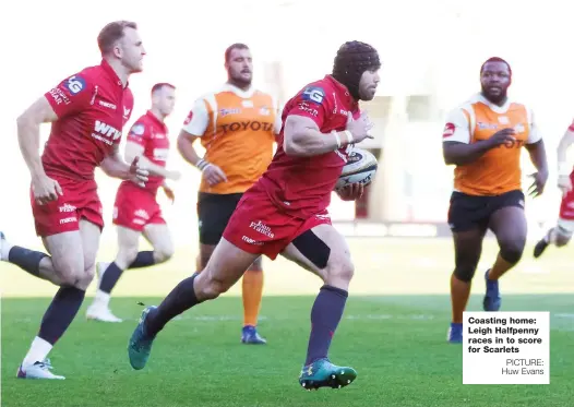  ?? PICTURE: Huw Evans ?? Coasting home: Leigh Halfpenny races in to score for Scarlets