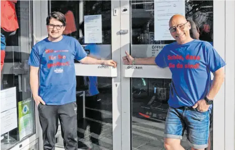  ?? FOTO: ROLAND RAY ?? Nico (links) und Harry Remane freuen sich, ihr Sportgesch­äft ab Montag wieder öffnen zu dürfen – man sieht’s an ihren T-Shirts.