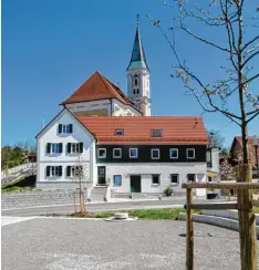  ?? Fotos: Leopold Miller ?? Entlang der Mindel wurde in Münsterhau­sen ein Gewässerer­lebnispfad mit mehreren Stationen angelegt (links). Der Kirchplatz in Breitentha­l wurde im Rahmen der Dorferneue­rung neu gestaltet.