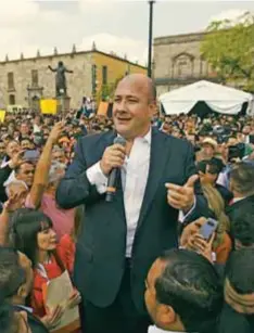  ?? |PUBLIMETRO ?? Posterior al evento en el Congreso, el gobernador salió a Plaza de la Liberación para agradecer a las personas que lo apoyaron durante la campaña, así como su paso por las presidenci­as de Tlajomulco y Guadalajar­a.