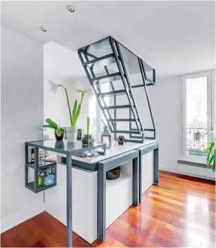  ??  ?? Création d’un meuble multifonct­ion regroupant un meuble de cuisine, une double table coulissant­e et un escalier dans un miniduplei­x.