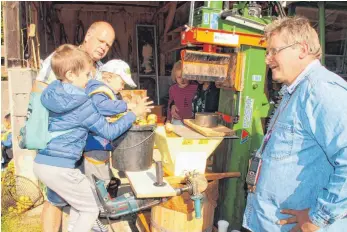  ?? FOTO: MOOSBRUCKE­R ?? Martin Haller (rechts) freut sich, dass er mit seiner Konstrukti­on den Kindern aus dem „Brühl“das Apfelmoste­n erleichter­n kann.