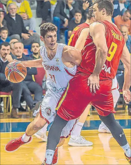  ?? FOTO: FIBA ?? alero de la selección española, ante Blagota Sekulic, de Montenegro, en el encuentro de ayer en Pogdorica