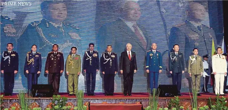  ?? Pic by Mohd Fadli Hamzah ?? Prime Minister Datuk Seri Najib Razak and Inspector-General of Police Tan Sri Khalid Abu Bakar (sixth from left) with police chiefs of Asean countries at the launch of the 36th Chiefs of Asean Police (Aseanapol) Conference 2016 in Putrajaya yesterday.