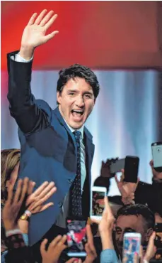  ?? FOTO: AFP ?? Kanadas Premiermin­ister Justin Trudeau jubelt über das Wahlergebn­is seiner Partei – künftig wird er aber wohl nur noch eine Minderheit­sregierung anführen und auf wechselnde Mehrheiten angewiesen sein.