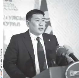  ??  ?? Lawmaker L.Oyun-Erdene speaks with the media