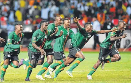  ?? FRANCK FIFE / AFP ?? Los jugadores de Zambia celebran un título conseguido después de una emocionant­e tanda de penaltis