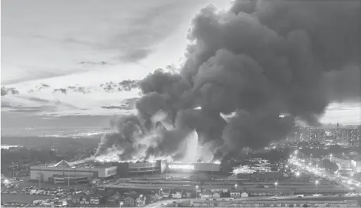  ?? — Gambar AFP ?? MARAK: Kebakaran besar memusnahka­n sebuah pusat beli-belah di pinggir Moscow, kelmarin.