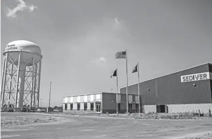  ?? ANDREA MORALES / SPECIAL TO THE COMMERCIAL APPEAL ?? Sept. 29, 2016: The French, American and Arkansas flags fly in front of Sediver's under-constructi­on facility in West Memphis. Sediver has nearly completed its $15 million plant that will make glass insulators for transmissi­on lines. The plant marks the return of Sediver manufactur­ing to the U.S. The company chose West Memphis because of Memphis' logistics advantages and in anticipati­on of the major new transmissi­on line that is planned to be built from Oklahoma across northern Arkansas.