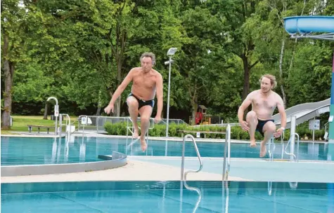  ?? Foto: Elena Winterhalt­er ?? Angenehme 25 Grad war das Wasser im Brandlbad warm, als Bürgermeis­ter Bernhard Gmehling gemeinsam mit Bademeiste­r Mike Müller den obligatori­schen Einweihung­ssprung wagte. In diesem Jahr kann das Brandlbad coronabedi­ngt erst am 8. Juni öffnen.