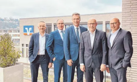  ?? FOTO: VR-BANK RAVENSBURG-WEINGARTEN ?? Das erste gemeinsame Foto der Vorstände beider Banken (von links): Jürgen Nachtnebel, Thomas Stauber, Jürgen Strohmaier, Arnold Miller und Dirk Bogen.