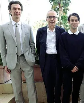  ?? ?? Croisette Il regista Marco Bellocchio (83) tra Fabrizio Gifuni (a sinistra) e Leonardo Maltese
