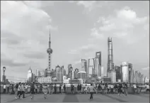  ?? WANG GANG / FOR CHINA DAILY ?? Tourists admire views at the Bund in Shanghai in September.