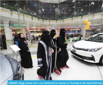  ?? — AFP ?? JEDDAH: Saudi women tour a car showroom for women on Thursday in this Saudi Red Sea port city.