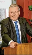  ??  ?? Abgeordnet­er Markus Ferber feierte in Wittisling­en auch seinen 52. Geburtstag.