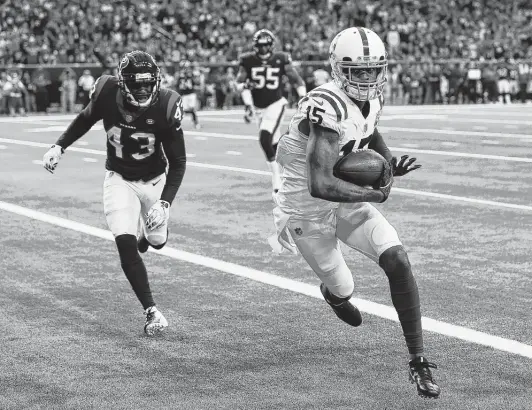  ?? Brett Coomer / Staff photograph­er ?? Colts wide receiver Dontrelle Inman, right, makes a touchdown reception as Texans defensive back Shareece Wright defends during the second quarter.