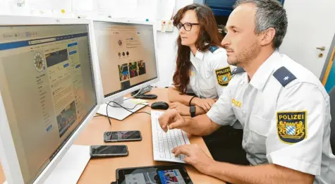  ?? Foto: Ulrich Wagner ?? Isabel Deubler und Markus Trieb sind beim Polizeiprä­sidium Schwaben Süd-West in Augsburg für die Social-Media-Kanäle zuständig. Zu Facebook und Twitter kam jüngst auch noch Instagram.