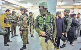  ?? WASEEM ANDRABI /HT ?? ▪ Paramilita­ry personnel stand guard inside Srinagar’s Shri Maharaja Hari Singh Hospital, from where a LashkareTa­iba militant escaped on Tuesday.